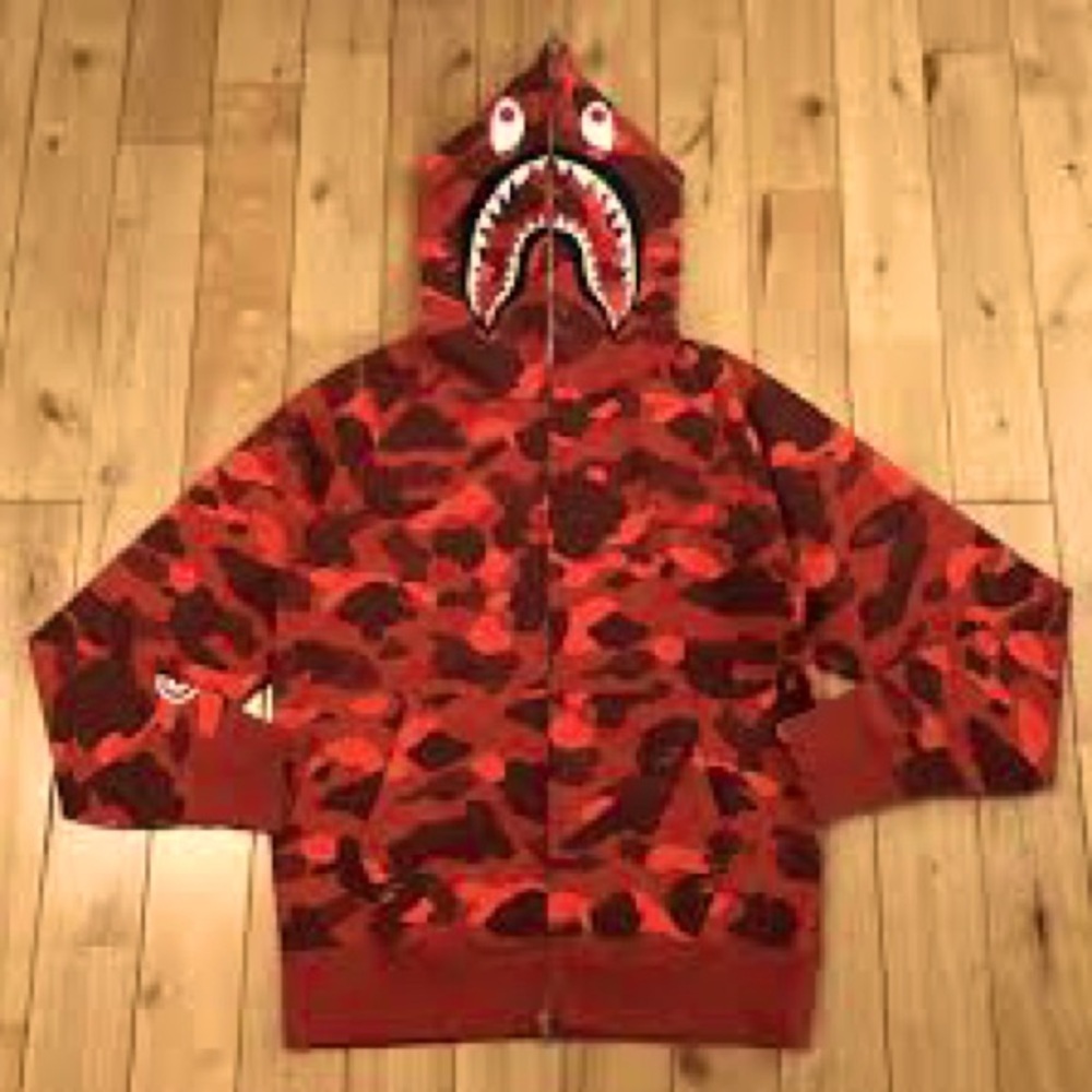 Real red bape hoodie comes with the bag to with purchase and comes with receipt